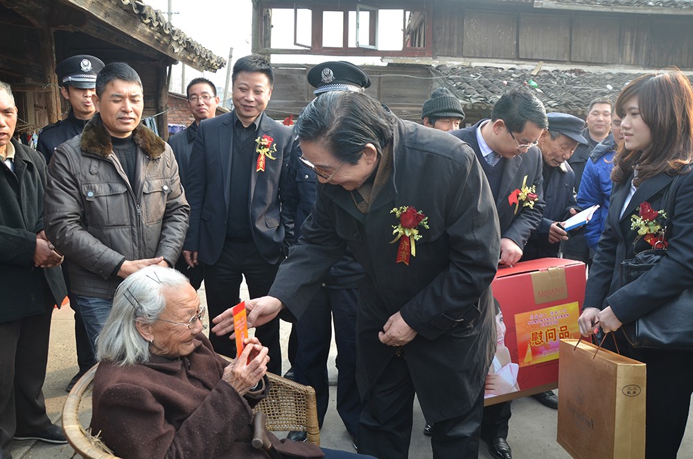 看望孤寡老人，送上爱心x.jpg